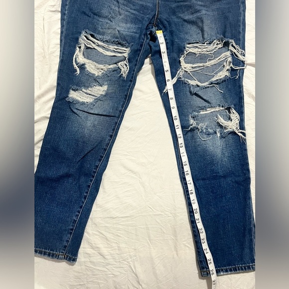 Refuge Women's Distressed Blue Jeans Size 10 - Picture 9 of 16